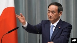 Yoshihide Suga, secretario jefe del gabinete, habla durante una conferencia de prensa en la residencia oficial del primer ministro en Tokio.