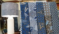 Pengembangan produk berbahan batik warna alami terus dilakukan. (Foto: Nurhadi Sucahyo/VOA)