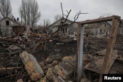 Kompleks rumah tempat tinggal yang rusak berat akibat serangan drone Rusia di Odesa, Ukraina, 1 Januari 2024. (Foto: REUTERS/Nina Liashonok)