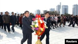 Dân Bắc Triều Tiên đặt vòng hoa trước tượng của Chủ tịch Vĩnh cửu Kim Il Sung và cố lãnh tụ Kim Jong-Il tại Mansudae, Bình Nhưỡng.