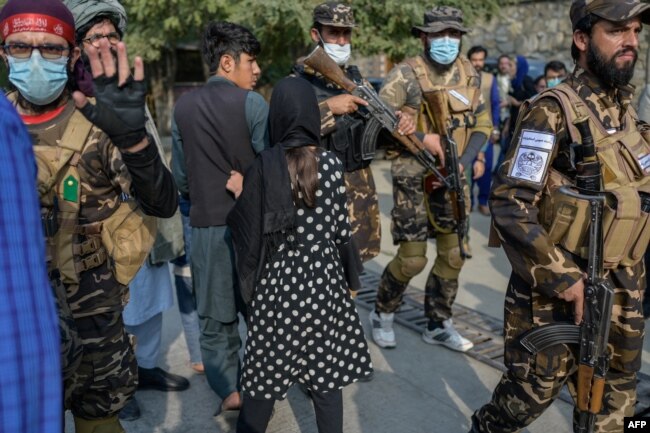 Pasukan keamanan Taliban memerintahkan jurnalis untuk tidak merekam aksi protes warga perempuan di Kabul (foto: dok).