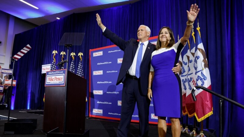 Mantan Wakil Presiden AS Mike Pence bersama istrinya Karen melambaikan tangan ke kerumunan pendukungnya mengumumkan dan memulai kampanye Capres dari Partai Republik AS 2024 di Ankeny, Iowa, AS, 7 Juni 2023. (REUTERS/Jonathan Ernst)