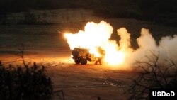 سامانه پرتاب موشک M142 ساخت آمریکا، موسوم به HIMARS، قابلیت جابجایی بالا و پرتاب راکت تا برد ۹۰ کیلومتر را دارد.