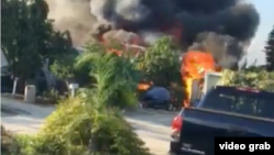 Foto tomada de un video tomado por un vecino del parque de vehículos rodantes Mar-Mark Colony Club en Palm Springs, Florida.