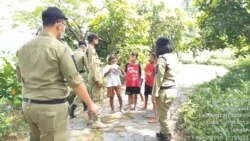 Petugas Satpol PP Pemkot Solo menemukan sekelompok anak bermain di Taman Bermain. (Foto: Courtesy/Pemkot Solo)