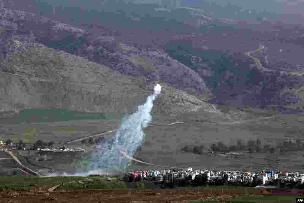 Tembakan artileri Israel tampak menuju kota Al-Majidiyah, Lebanon, setelah kelompok Hizbullah menewaskan seorang tentara Israel dalam serangan balasan atas serangan udara Israel di Golan minggu lalu.