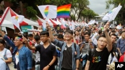 支持同性戀婚姻的群眾在台灣立法院外面示威，支持台灣司法院大法官針對同性婚姻釋憲案所作裁決