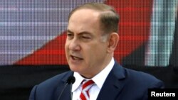 Le ministre israélien Benjamin Netanyahu parle lors d'une cérémonie à l'occasion de la remise à l'armée de l'air israélienne du système d'interception David's Sling ("Fronde de David"), le 2 avril 2017.