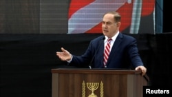 Le Premier ministre israélien Benjamin Netanyahu parle lors d'une cérémonie à l'occasion de la remise à l'armée de l'air israélienne du système d'interception David's Sling ("Fronde de David"), le 2 avril 2017.