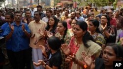 有报道称两名孕龄女性进入了世界上最大的印度教朝圣地之一的萨巴瑞玛拉神庙从而引发了印度教徒的抗议。图为印度教徒在抗议期间吟诵祈祷歌曲。（2019年1月2日）