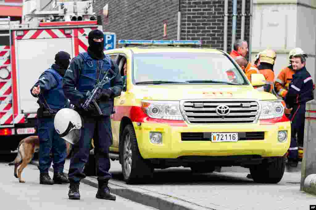 &#39;Yan sanda cikin damara a unguwar Molenbeek ta Brussels a Belgium, Litinin 16 Nuwamba 2015, inda&nbsp; a yanzu haka &#39;yan sandan ke kai sumame cikin wasu gidaje na wannan unguwar da mafi yawan Musulmi na kasar ke zaune ciki.