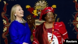 U.S. Secretary of State Hillary Rodham Clinton (L) meets with Malawi’s President Joyce Banda in Lilongwe, Malawi, August. 5, 2012.