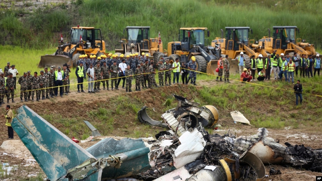 Personal del ejército de Nepal acordona el lugar del accidente aéreo en el Aeropuerto Internacional Tribhuvan en Katmandú, Nepal, el 24 de julio de 2024.