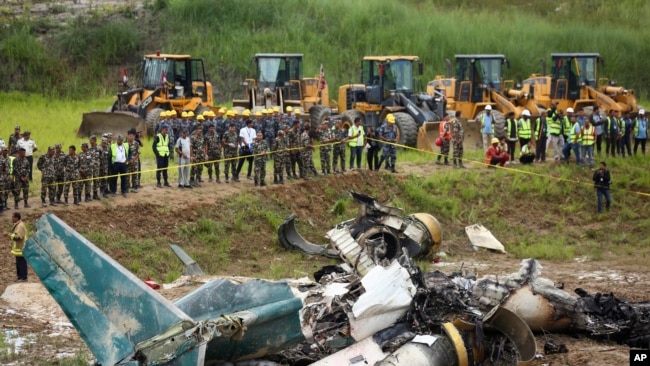 Un avión se sale de la pista y se estrella en Nepal y deja 18 muertos y un sobreviviente 1 Personal del ejército de Nepal acordona el lugar del accidente aéreo en el Aeropuerto Internacional Tribhuvan en Katmandú, Nepal, el 24 de julio de 2024.