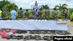 El gobierno de Colombia presentó a un grupo de guerrilleros de las FARC detenidos en Arauca.