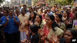 Warga Hindu melantunkan lagu-lagu renungan dalam aksi protes menentang laporan dua wanita usia subur memasuki kuil Sabarimala, salah satu tempat ziarah Hindu terbesar di dunia, di Thiruvananthapuram, Kerala, India, Rabu, 2 Januari 2019. 