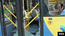 天津爆炸事故现场，核心爆炸区周围多座居民楼窗户被震碎，高速公路桥梁受损，多辆大货车被炸翻，小汽车起火或被砸，多名当地居民仍逗留在事故现场。（美国之音记者东方拍摄）