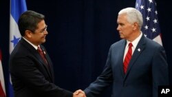 Archivo - El presidente de Honduras, Juan Orlando Hernández, saluda al vicepresidente de EE.UU. Mike Pence en la cumbre de 2017.