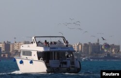 Turistas y egipcios a bordo del barco de buceo Randa 2 durante unas vacaciones de verano en el resort del Mar Rojo en medio del brote del coronavirus (Covid-19) en Hurghada, Egipto, el 25 de agosto de 2020 (Reuters / Amr Abdullah Dalsh)