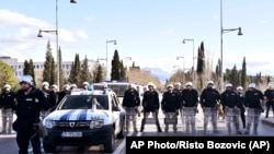 Arhiva - Policajci čuvaju zgradu parlamenta u Podgorici, Crna Gora, 26. decembra 2019. (AP Photo/Risto Bozovic)