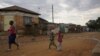 Des enfants jouent près de cables électriques illégalement branchés à Kliptown, Soweto, en Afrique du Sud, le 19 novembre 2017.