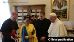 Le pape François recevant la dirigeante birmane Aung San Suu Kyi au Vatican, le 4 mai 2017.