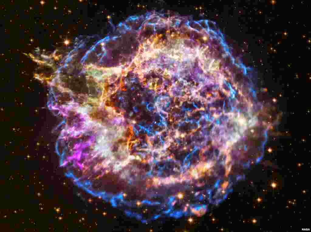 Teleskop &quot;Observatorium Sinar-X NASA&quot; menangkap banyak gambar spektakuler fenomena kosmik selama dua dekade beroperasi, termasuk yang paling ikonik adalah sisa supernova (ledakan dari suatu&nbsp;bintang&nbsp;di&nbsp;galaksi) Cassiopeia A berikut.