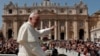 En la imagen el papa Francisco abandona la plaza de San Pedro en el Vaticano tras una misa el 8 de abril de 2018. 
