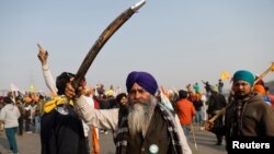 Seorang petani sedang memegang pedang dalam unjuk rasa untuk memprotes undang-undang pertanian pada acara Hari Republik India di Delhi, India, 26 Januari 2021. (Foto: REUTERS/Danish Siddiqui)