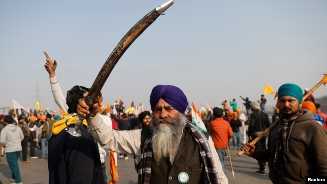 ان صحافیوں پر الزام ہے کہ انھوں نے 26 جنوری کو دہلی میں ہونے والی کسانوں کی ٹریکٹر ریلی میں ہونے والے تشدد اور ایک کسان کی موت پر مبینہ طور پر گمراہ کن ٹوئٹس کی تھیں۔ (فائل فوٹو)