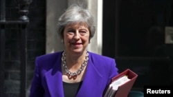 Theresa May quitte sa résidence, le 18 juillet 2018