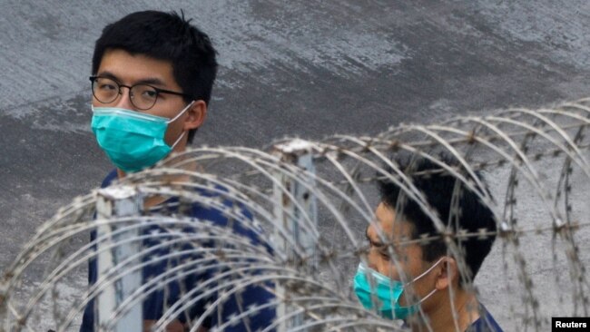 香港民主派活动人士黄之锋（左）被拘押在在荔枝角收押所。（2020年12月3日）
