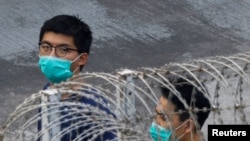 Aktivis pro-demokrasi Joshua Wong setelah dipenjara karena pertemuan tidak sah di dekat markas polisi selama protes anti-pemerintah 2019 di Hong Kong, 3 Desember 2020. (Foto: Reuters)