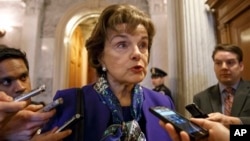 Senator Dianne Feinstein, Ketua Komisi Intelijen Senat AS, memberikan penjelasan kepada media di gedung Capitol, Washington (foto: dok).