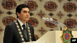 Turkmaniston prezidenti Qurbonguli Berdimuhammedov ikkinchi muddatga prezidentlik qasamyodini keltirmoqda. 12-fevral, 2012-yil.