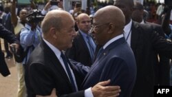 Le Premier ministre malien, Soumeylou Boubeye Maiga, reçoit le ministre français des Affaires étrangères, Jean-Yves Le Drian, lors de la célébration du 58ème anniversaire de l'indépendance du Mali à Bamako, le 22 septembre 2018.