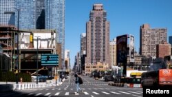Lari Manhattan te vid nèt dimanch 15 mas 2020 an menm anvan antre ann aplikasyon lòd pou sektè komèsyal la fèmen pòt li e pèmèt anplwaye yo travay lakay yo. Restoran yo ak bar yo ap fè livrezon kòmand yo oubyen kliyan yo pral chache manje/bwason epi ale lakay yo avèk yo.