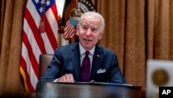 Prezidan Joe Biden rankontre manm ekip Enfrastrikti a nan Lamezonblanch, 20 Janvye 2022. 