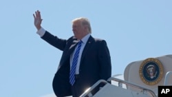 도널드 트럼프 미국 대통령이 17일 코네티컷 주의 그로턴-뉴런던공항에서 대통령전용기에서 내리며 손을 흔들고 있다. 트럼프 대통령은 18일 첫 해외순방에 나선다.