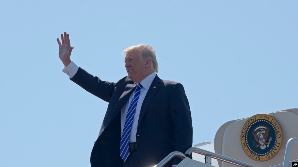 Tổng Thống Trump vẫy chào khi rời chuyên cơ Air Force One tại phi trường Groton-New London hôm 17/5/2017. ÔngTrump rời Washington hôm thứ Sáu trong chuyến đi ra nước ngoài đầu tiên. 
