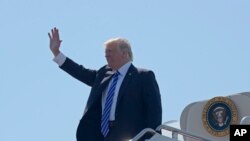 Presiden Donald Trump melambaikan tangannya sebelum memasuki pesawat Kepresidenan AS Air Force One di Bandara Groton-New London di Groton, Connecticut, 17 May 2017. (AP Photo/Susan Walsh) 