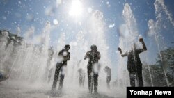 한국이 서해상 고기압 영향으로 더운 초여름 날씨를 보인 18일 서울 성동구 서울숲 바닥분수에서 학생이 물놀이를 하고 있다.