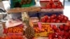 کراچی کے بازاروں میں موسمی پھلوں کی ست رنگی بہار