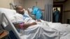 Un patient se repose dans sa chambre, en convalescence après avoir contracté le COVID-19 au Our Lady of the Lake Regional Medical Center de Baton Rouge, en Louisiane, le lundi 2 août 2021. La Louisiane a le plus grand nombre de nouveaux cas de COVID par habitant.