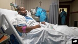 Un patient se repose dans sa chambre, en convalescence après avoir contracté le COVID-19 au Our Lady of the Lake Regional Medical Center de Baton Rouge, en Louisiane, le lundi 2 août 2021. La Louisiane a le plus grand nombre de nouveaux cas de COVID par habitant.