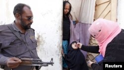 Seorang anak perempuan mendapatkan vaksin tetes polio di depan rumahnya di Karachi, Pakistan (15/2). (Reuters/Akhtar Soomro)