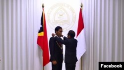 Presiden Timor Leste Taur Matan Ruak menganugerahi bintang jasa kepada Presiden Joko Widodo. (Foto: Facebook Presiden Joko Widodo)