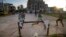Archivo - Jóvenes juegan fútbol en el barrio Vedado, en La Habana, Cuba, el 18 de agosto del 2019.