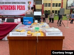 Barang-barang bukti dalam kasus jual-beli vaksin COVID-19 oleh empat orang tersangka, termasuk 3 oknum ASN kota Medan (courtesy: Polda Sumut).
