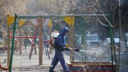 Дезінфекція дитячого майданчика в Алмати, Казахстан 27 березня 2020 р.